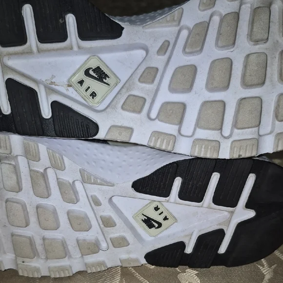 Air Huarche By Nike Women's Sneakers - Picture 7 of 9